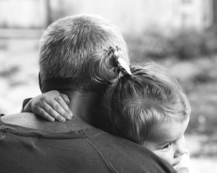 Rodzic spokojnie rozmawiający z dzieckiem i utrzymujący z nim bliski kontakt wzrokowy