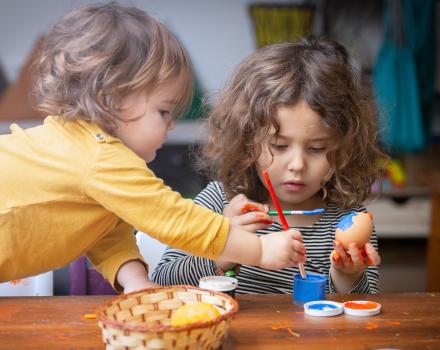 dzieci malują pisanki wielkanocne