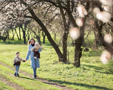rodzic z dzieckiem na spacerze po świętach