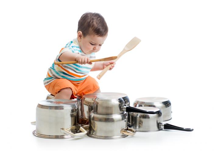 Zabawa muzyczna dla dzieci: kuchenna orkiestra